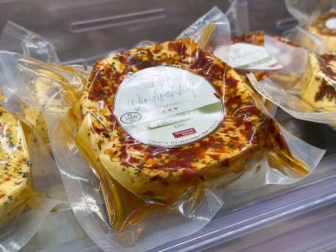 Süpürge ambalajında erimiş baharatlı kırmızı biber..