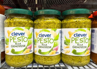 Dükkanda üç kavanoz akıllı pesto alla genovese.
