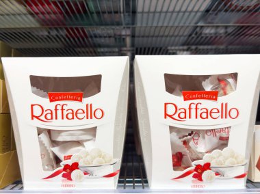 Raffaello kutuları rafta Hindistan cevizi badem özel şekerleri sergiliyor..