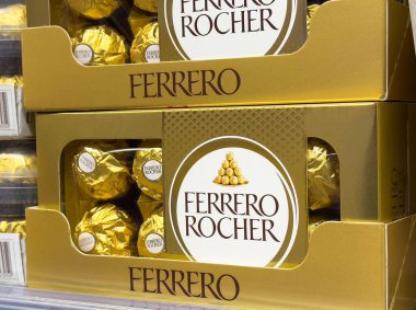 Ferrero rocher çikolata kutularının yakın çekimleri rafta..