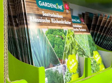 Bahçe işleri için yeşil ekran kutusunda bitki tohumu paketleri.