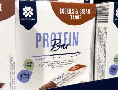 Yüksek protein ve düşük karbonhidratlı kurabiye ve krem protein çubuğu ambalajı.