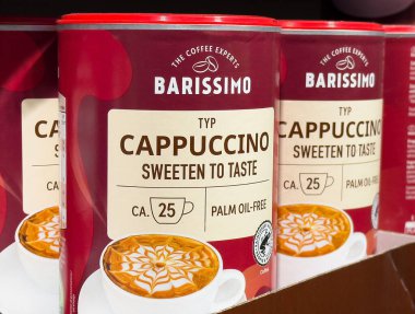 Barissimo kapuçino kutuları latte sanat tasarımı ve palmiyesiz etiketle sergilenir.