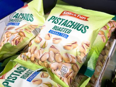 Atıştırmalık şam fıstıkları közlenmiş tuzsuz ambalaj vitrininde.