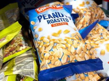 Çeşitli ambalajlarda kavrulmuş tuzlu fıstık çerezi paketleri.