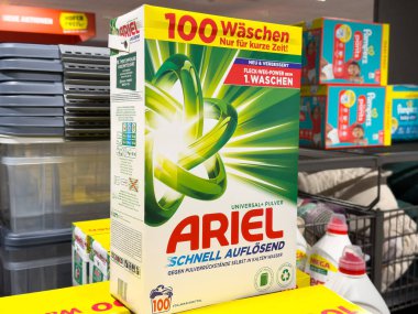 Ariel evrensel toz deterjan kutusu Alman süpermarketinde.