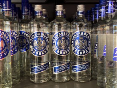 İçki dükkanında Rus etiketleriyle sergilenen votka şişeleri.