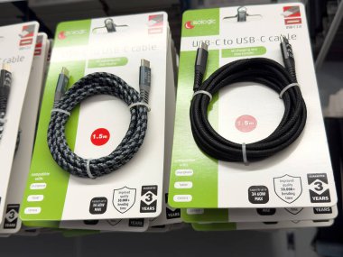 Örgülü ve siyah seçenekler 1.5 metre uzunluğunda usb-c kablolarını görüntülemek için Usb-c.