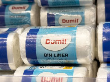 Dumil çöp poşeti rulosu plastik ambalajda rafta sergileniyor.