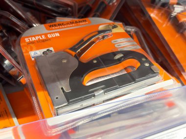 Profesyonel kullanım için ambalajda ağır metal zımba tabancası.