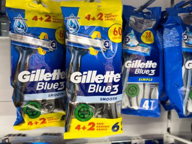 Gıllette mavisi 3 ve rafta basit jiletler.