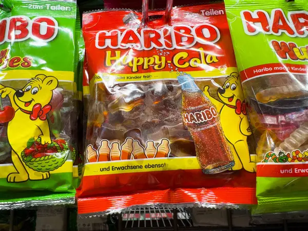 Haribo mağazada mutlu kola şeker paketi görüntüsü.
