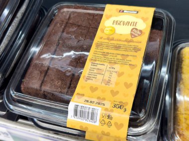 Marketin rafında etiketli çikolatalı kek tatlısı ve beslenme bilgileri var..