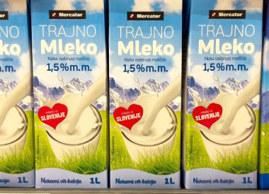Dağ tasarımı ve Sloven etiketli Mercator süt kutuları.