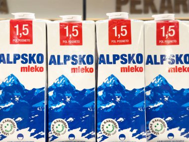 Rafta dağ tasarımı sergilenen Alpsko mleko kutuları.