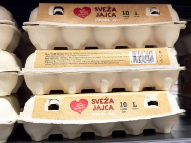 Markette Sloven etiketli bir kutu taze yumurta..