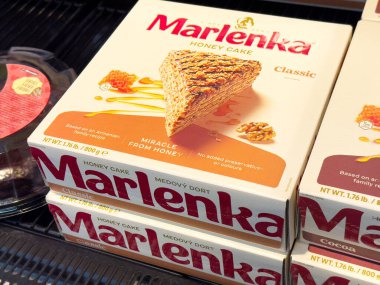 Marlenka ballı kek kutuları mağazada sergileniyor.