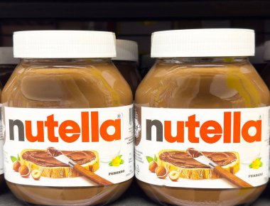 Fındıklı çikolata serpiştirilmiş fındık kavanozları..