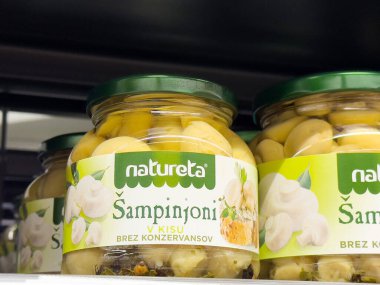 Rafta yeşil markalı turşulu mantar turşusu.