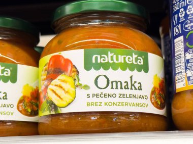 Rafta doğal zeytin kavanozu ızgara sebze ve koruyucu etiket yok..