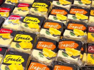 Ekranda gouda, edam ve trappist çeşitleriyle çeşitli peynir seçimleri.