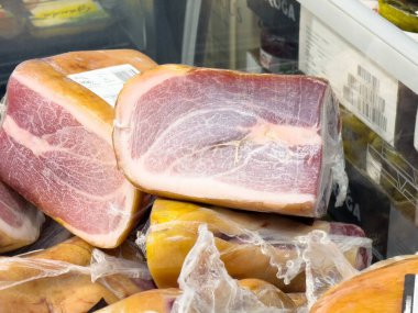 Şarküteri kutusunda yeni kesilmiş jambon..