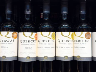 Quercus şarap seçimi rebula ve beli pinot çeşitlerinin yer aldığı bir görüntüdür.