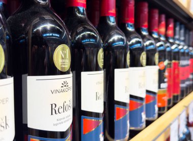 Mağazadaki şarap şişelerini yenileme sırası Slovenian şaraphanesini ön plana çıkarıyor..
