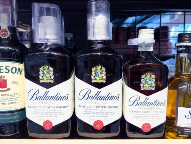 Ballantine 'ın en iyi harmanlanmış viski şişeleri rafta sergileniyor..