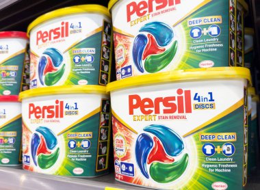 Persil 4 'te 1 diskler, çamaşır deterjanı paketleri rafta..