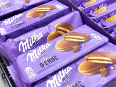 Milka choc & choc bisküvi paketleri vitrin kutusunda.