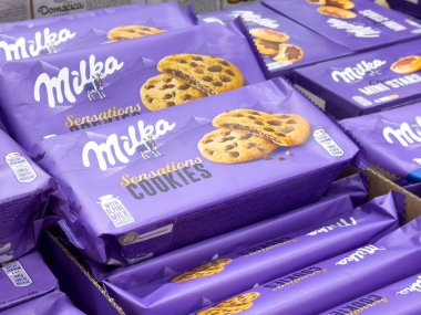 Milka sansasyon çerez ambalajlama görüntüsü depoda.