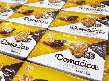 Çikolatalı kurabiyeler süpermarketin rafında sergileniyor..