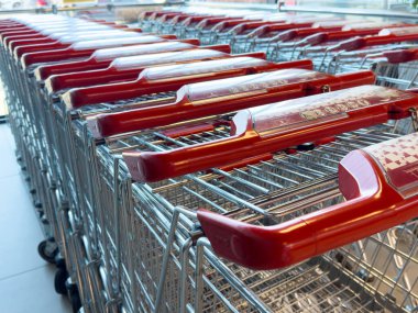 Süpermarkette kırmızı ve gümüş alışveriş arabaları..