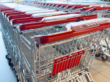 Kırmızı saplı düzenli süpermarket arabaları..