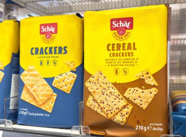 Glütensiz krakerler ve omega 3 kaynaklı ambalajlar..