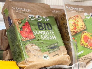 Markette organik susamlı gevrek paketi görüntüsü.