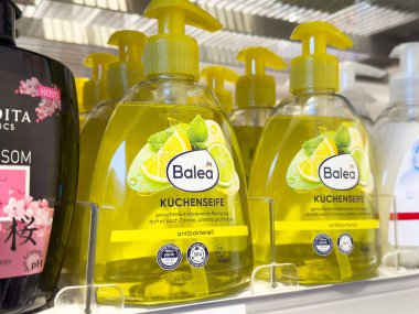 Rafta duran, limon kokulu antibakteriyel mutfak sabun şişeleri..