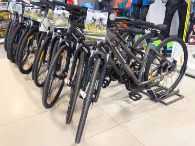 Siyah bisikletler bir mağazada sergileniyor.