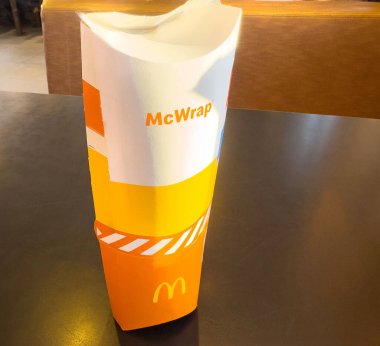 Restoran masasında fast food paketleme mcwrap görüntüsü.
