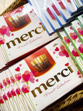 Hasır sepette kalp tasarımı olan Merci çikolata kutusu görüntüsü.