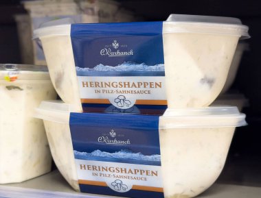 Süpermarketin soğutulmuş bölümünde mantar soslu ringa balıkları sergileniyor..