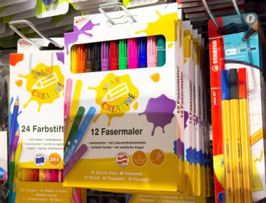 Depo rafında gösterilen parlak renkli işaretleyici setleri.