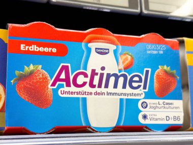 Actimel çilekli yoğurt. Süpermarket rafında içecek paketi..