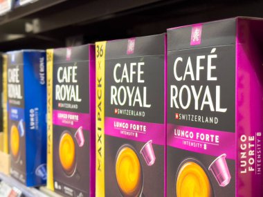 Renkli grafiklerle bezenmiş Uberraschung Barbi baskı kutusu 