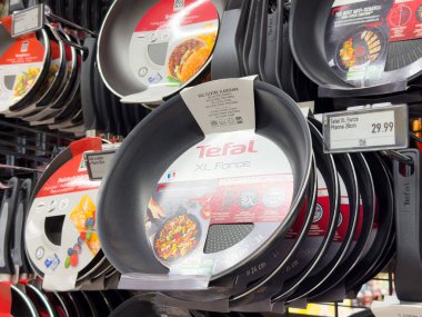 Tefal xl güç kızartma tavaları fiyat etiketleri ile depoda görüntülenir.