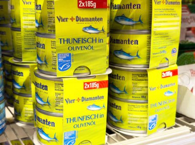 Yığınla vier diamanten ton balığı stoklanmış zeytinyağı rafında sergilenmektedir..