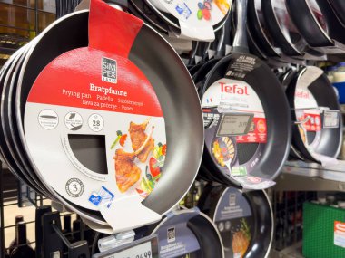 Rafta duran kızartma tavalarının seçimi.