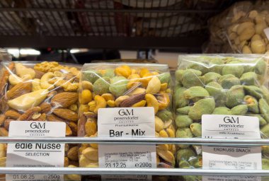 Rafta ambalajlı fındık ve abur cubur çeşitleri.