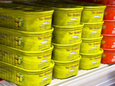 Bakkal rafındaki zeytinyağında konserve uskumru fileto..